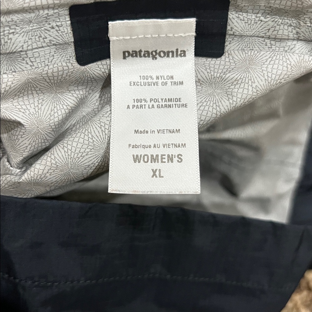 Women's Patagonia rain jacket sz XL - Picture 3 of 4